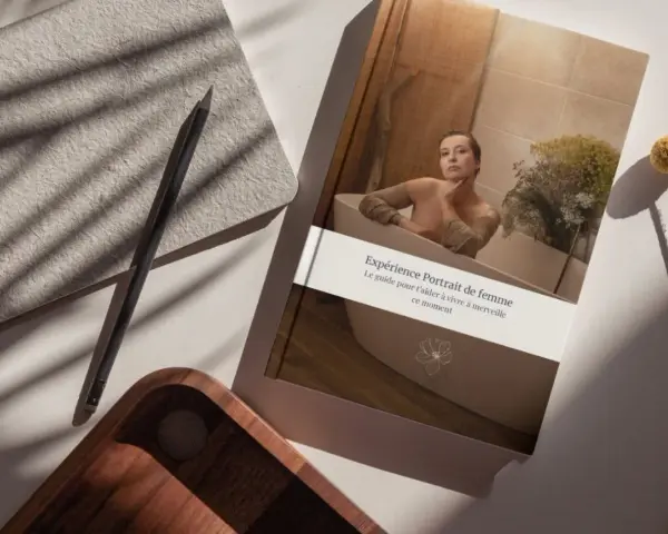 Un livre "Expérience Portrait de femme" est posé près d'un carnet et d'un crayon, suggérant comment dessiner un portrait à partir d'une photo pour capturer l'essence d'un moment.