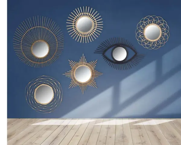 Collection de miroirs décoratifs, dont un œil stylisé, dans un esprit **metal art déco**, sur fond bleu.