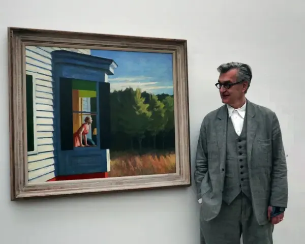 Un homme regarde une peinture d'Edward Hopper, "Gas", représentant une femme à une fenêtre.