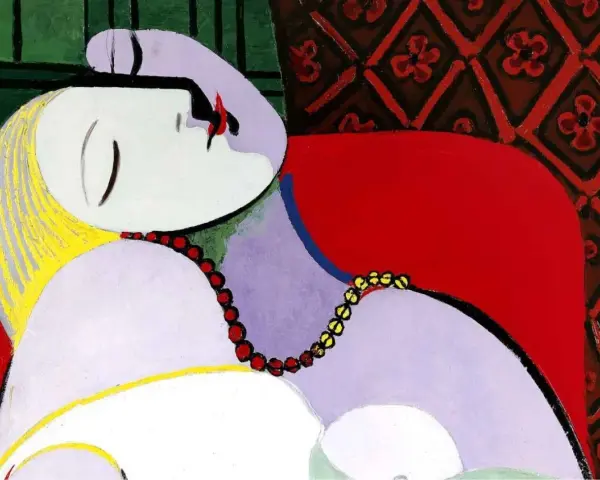 Une femme endormie, peinte dans le style de la période artistique de Pablo Picasso, repose sur un fauteuil rouge, parée de colliers.