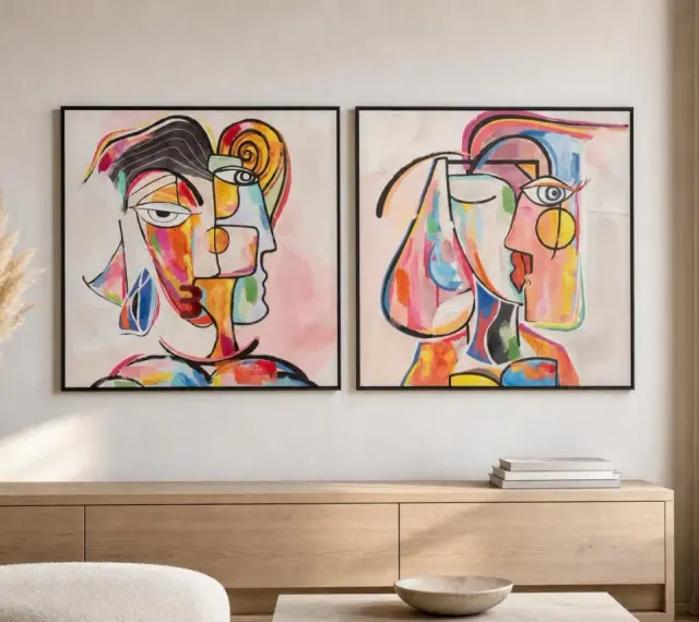 Deux tableaux abstraits multicolores contemporains représentent des visages cubistes aux formes audacieuses et aux couleurs vives.