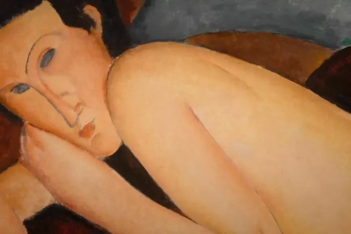 Modigliani peinture : un portrait de femme aux traits allongés, la tête appuyée sur son bras, dans une pose languide.