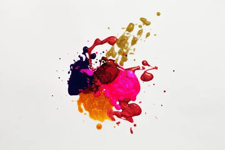 Projection peinture : éclaboussures de vernis à ongles aux couleurs vives et métalliques, créant une œuvre abstraite et dynamique.