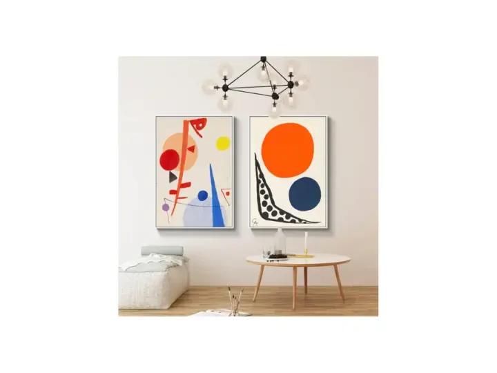 Deux tableaux abstraits, l'un avec un grand cercle orange et un bleu, l'autre avec des formes géométriques rouges et bleues.
