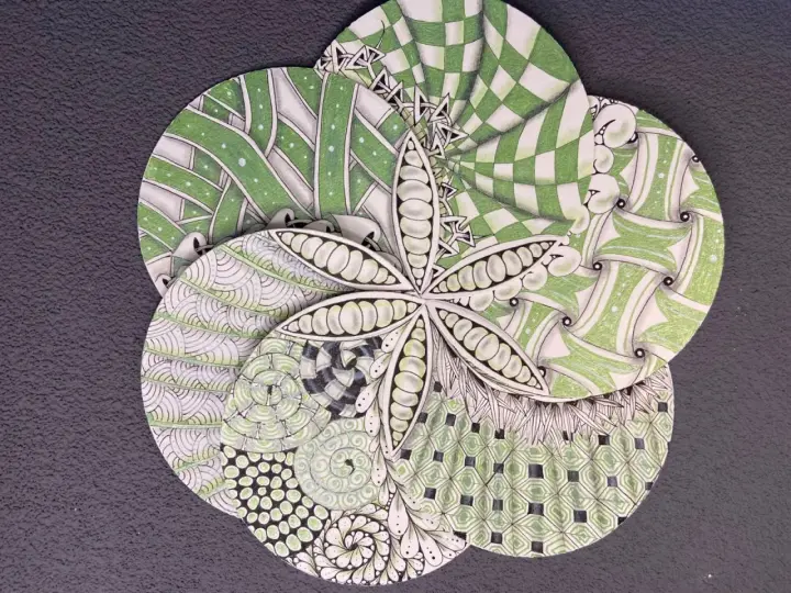 Fleur de zentangle aux motifs complexes, évoquant l'origine de cette technique artistique.