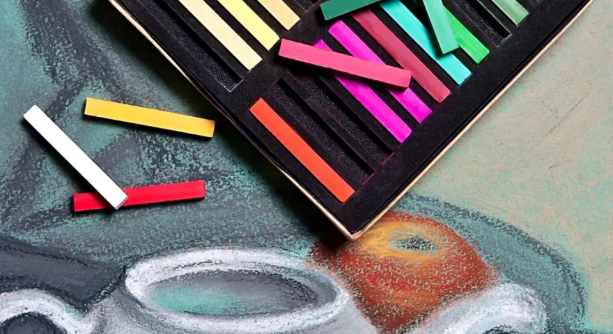 Un assortiment de pastels gras aux couleurs vives, prêts à donner vie à un dessin.