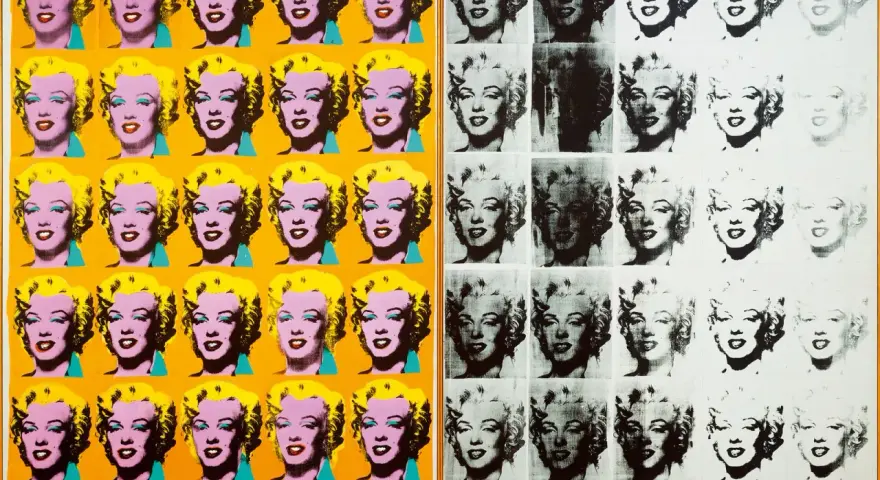 Marilyn Monroe en série, dans la technique d'Andy Warhol. Les portraits colorés contrastent avec les versions en noir et blanc, certaines estompées.