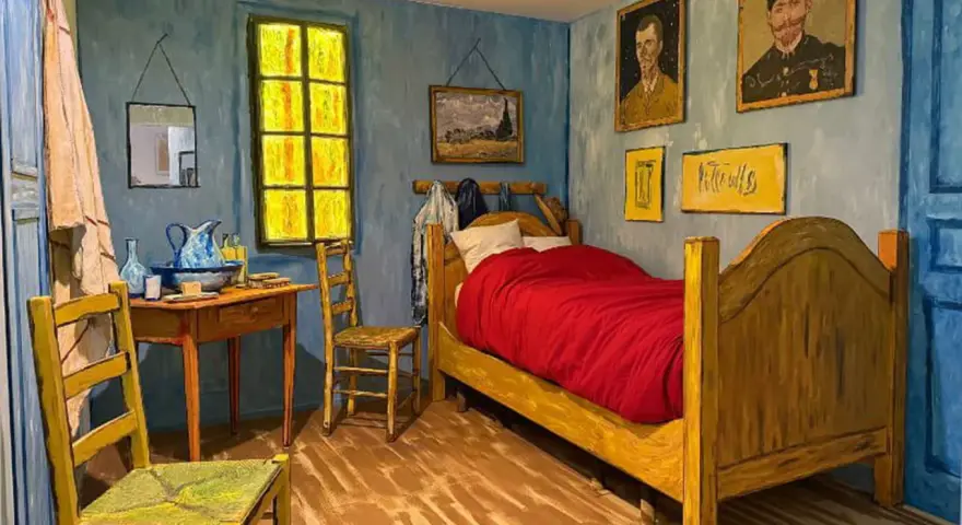 La chambre de Van Gogh, recréée d'après ses célèbres tableaux. Un lit rouge vif, des chaises jaunes et des œuvres d'art aux murs.