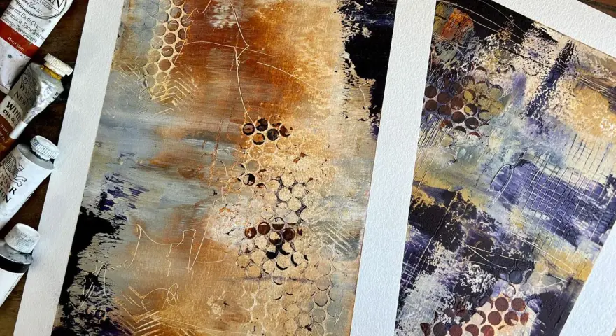 Tableau peinture sur fond noir, textures abstraites, tons terreux et violets, avec des motifs en nid d'abeille.