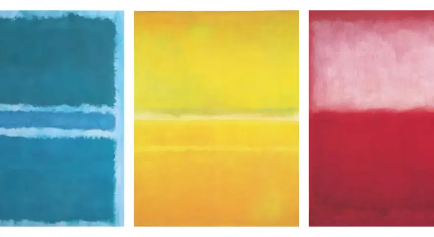 Trois toiles du peintre Rothko : bleu profond avec des bandes claires, jaune lumineux, et rouge intense avec une zone blanche diffuse.