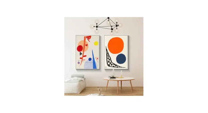 Deux tableaux abstraits, l'un avec un grand cercle orange et un bleu, l'autre avec des formes géométriques rouges et bleues.