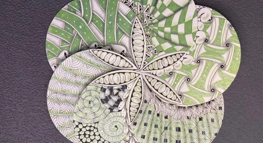 Fleur de zentangle aux motifs complexes, évoquant l'origine de cette technique artistique.