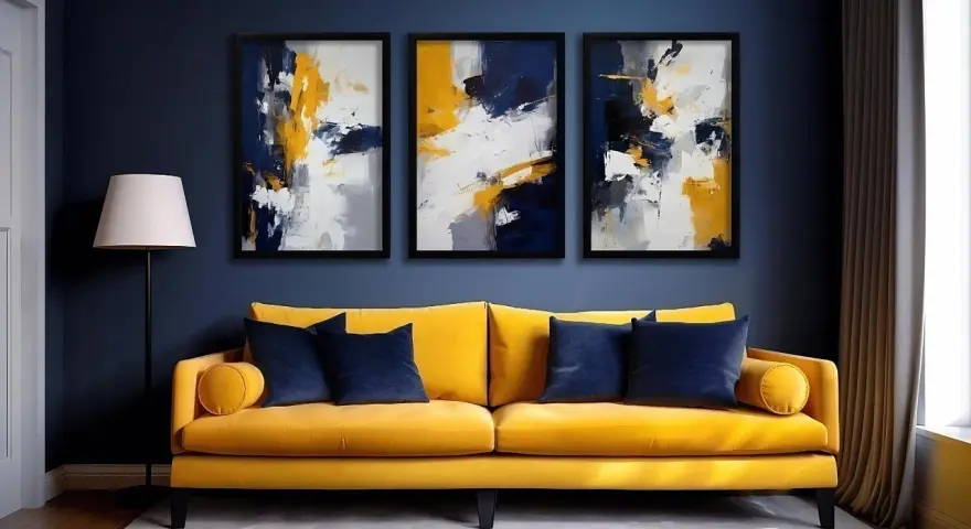 Un salon moderne avec un canapé jaune vif, des coussins bleus et trois tableaux abstraits aux teintes bleu et jaune.