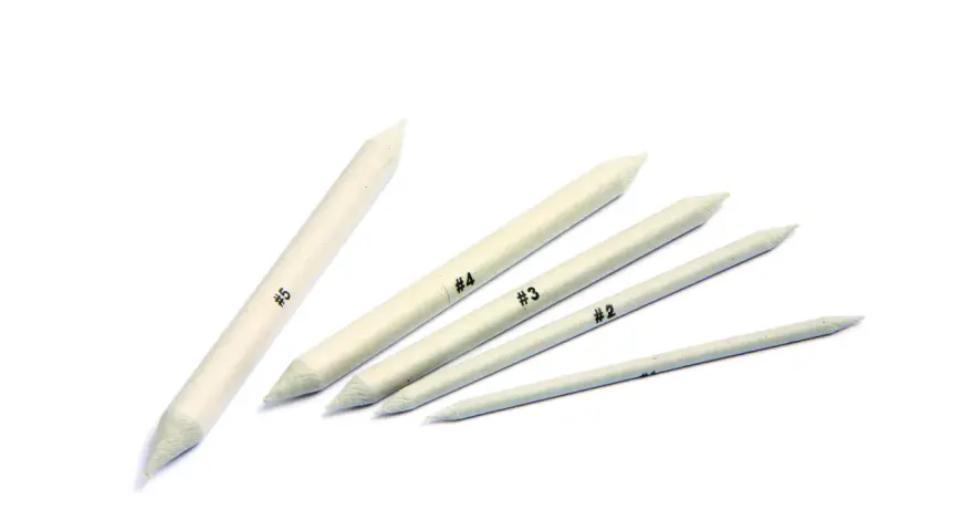 Ensemble d'estompeurs de dessin fait maison, de tailles variées, numérotés de #2 à #5, prêts à estomper les traits de crayon.