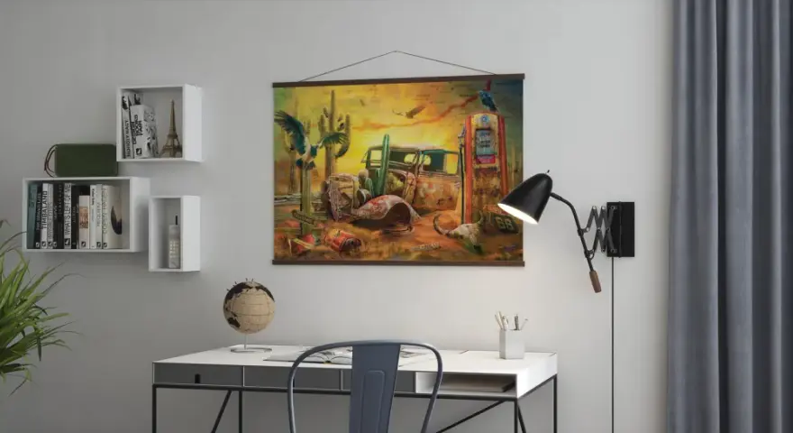 Tableau Route 66 : une scène désertique avec une vieille voiture rouillée, une pompe à essence vintage et un crâne de bœuf. L'aigle veille sur ce paysage emblématique.