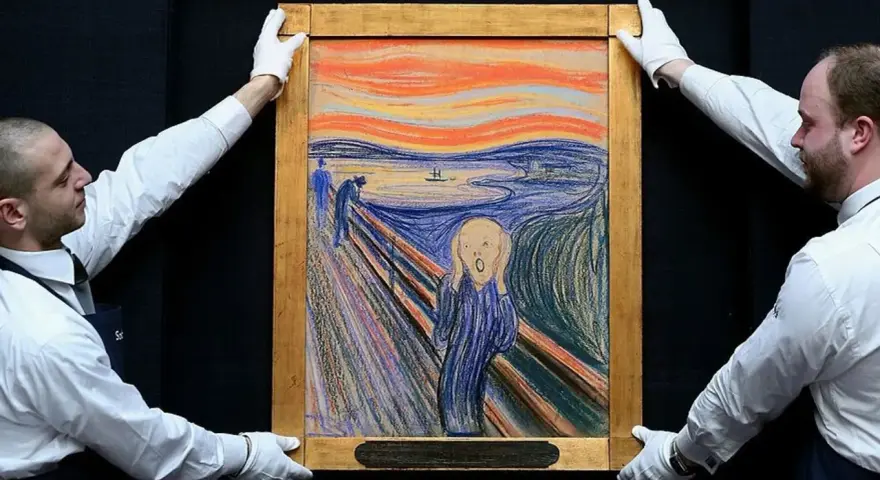 Deux hommes en gants blancs présentent le célèbre tableau "Le Cri" de Munch, avec son ciel orangé et sa figure angoissée.