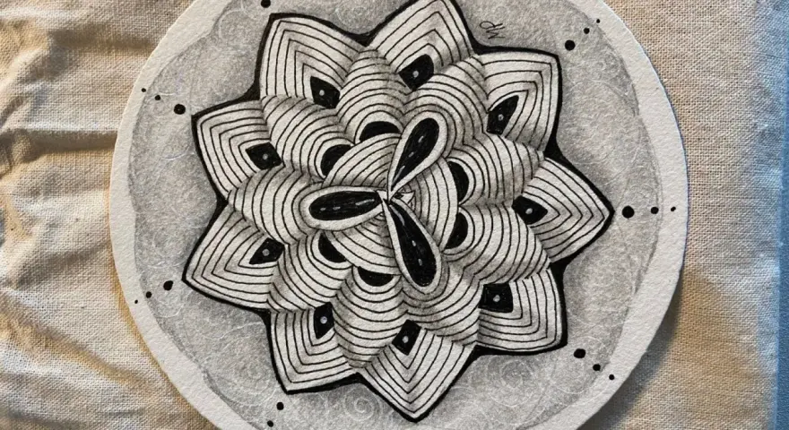 Un mandala zen tangle complexe, en noir et blanc, avec des motifs concentriques et des points, évoquant la sérénité.