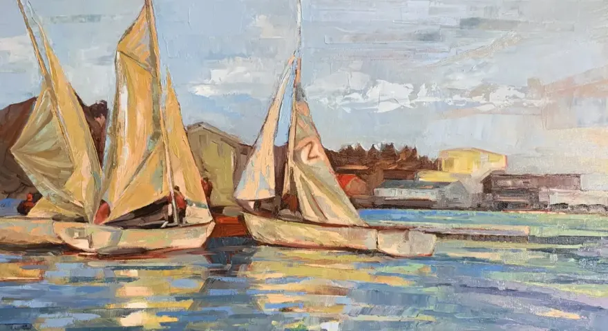 Peinture de voiliers au couteau, reflets dans l'eau, bateaux et bâtiments en arrière-plan.