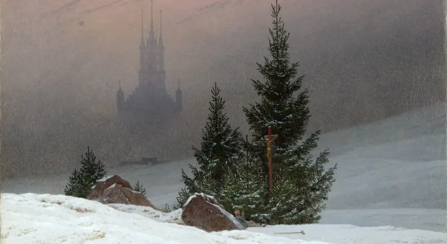 Une célèbre peinture hivernale : un paysage brumeux avec une église gothique au loin, des sapins enneigés et une croix.