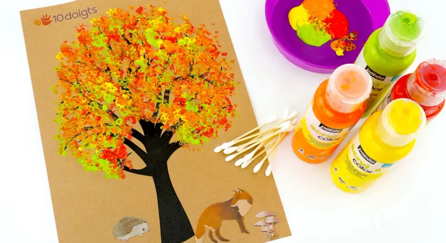 Une peinture automne facile avec un arbre aux feuilles colorées, des animaux et des champignons. Des cotons-tiges et des peintures sont prêts pour créer.
