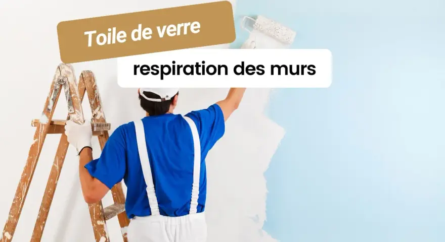 Peinture acrylique : un peintre applique une toile de verre pour la respiration des murs.