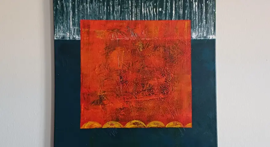 Tableau abstrait rouge, orange, jaune, évoquant une explosion de couleurs chaudes sur fond sombre.