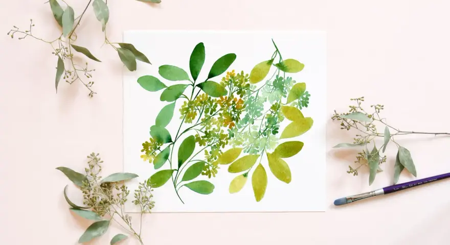 Un dessin à l'aquarelle de feuilles d'eucalyptus vertes et jaunes sur du papier blanc, entouré de vraies branches d'eucalyptus.