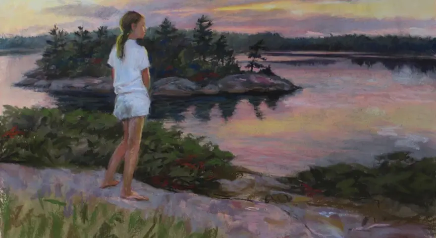 Myriam Robin, une jeune fille en tenue d'été, contemple un lac paisible au coucher du soleil.