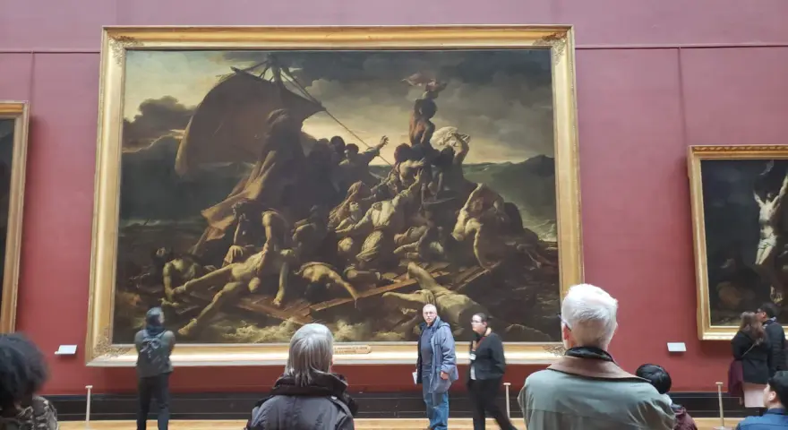 Un tableau crépuscule, "Le Radeau de la Méduse", montre des survivants désespérés sur un radeau. Des visiteurs contemplent cette œuvre dramatique.