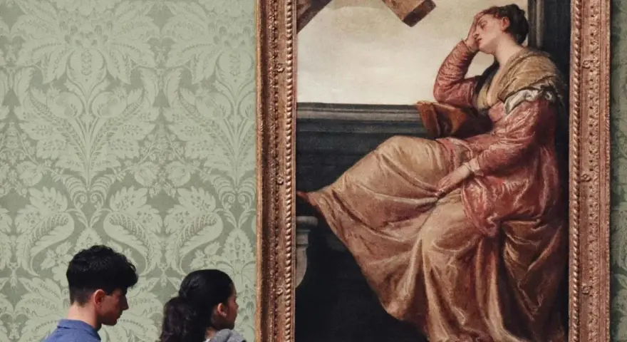 Deux visiteurs contemplent un tableau célèbre, une femme en robe rose, dans une galerie d'art aux murs tapissés.