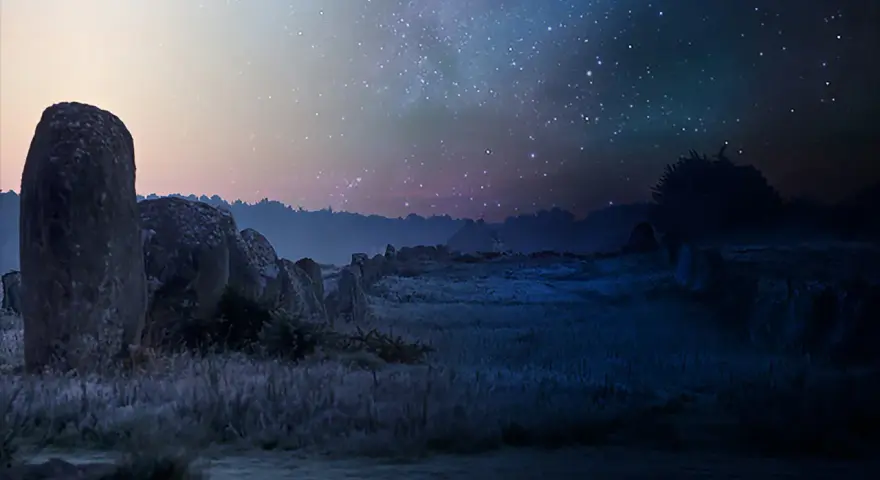 Mégalithes sous un ciel étoilé, une peinture lumineuse la nuit. L'herbe givrée reflète la douce lueur du ciel, créant une atmosphère mystique.