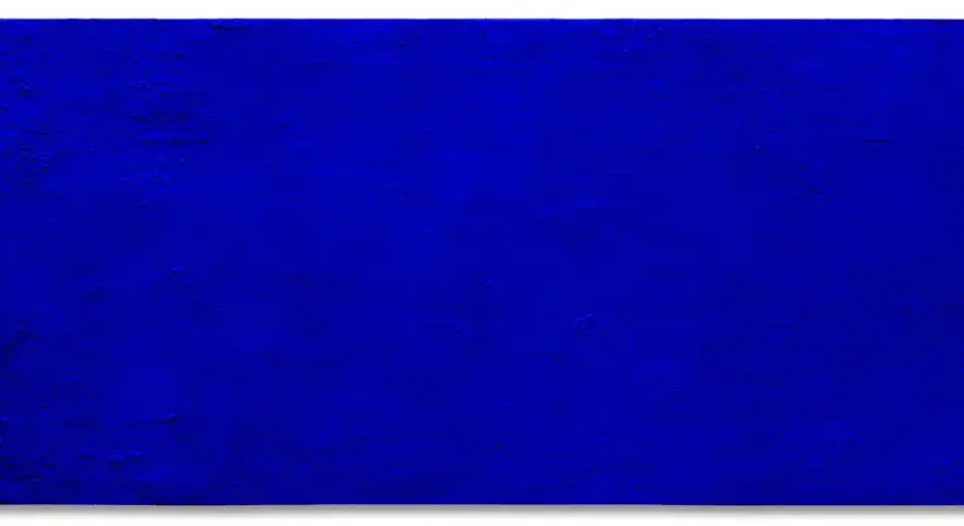 Une toile d'Yves Klein, le célèbre peintre, d'un bleu intense et profond, capturant l'infini.