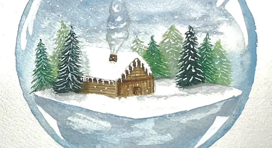 Une boule de noël aquarelle dépeint une scène hivernale avec une cabane en bois enneigée, des sapins et de la fumée s'échappant de la cheminée.