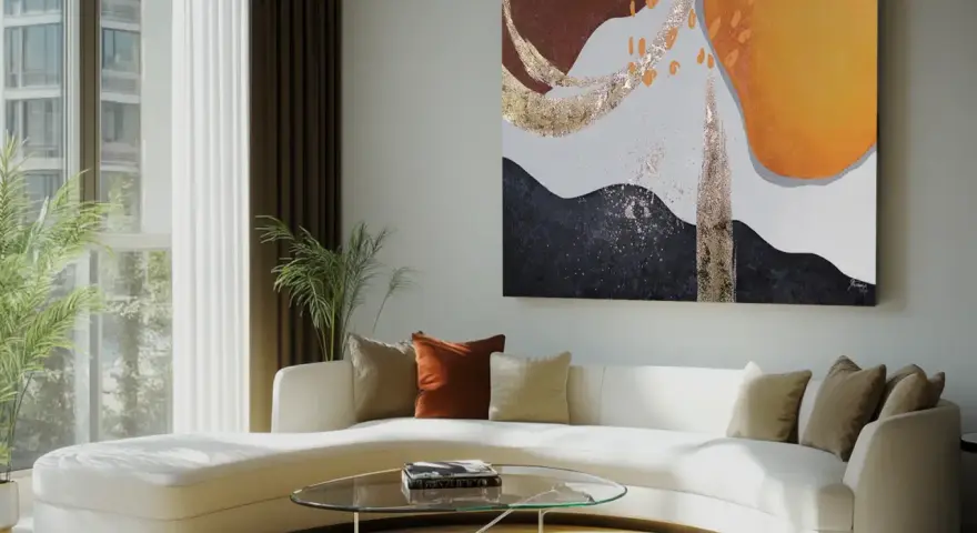 Salon moderne avec un canapé blanc incurvé, une table basse en verre et une œuvre abstraite aux couleurs vives, signée d'un artiste célèbre.