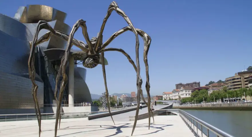 Une araignée monumentale, une des œuvres d'art de Louise Bourgeois, se dresse devant le musée Guggenheim de Bilbao.