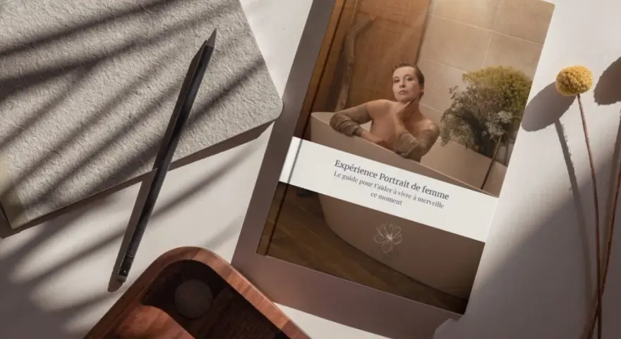 Un livre "Expérience Portrait de femme" est posé près d'un carnet et d'un crayon, suggérant comment dessiner un portrait à partir d'une photo pour capturer l'essence d'un moment.