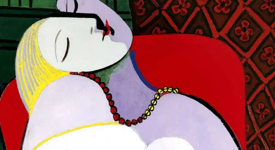 Une femme endormie, peinte dans le style de la période artistique de Pablo Picasso, repose sur un fauteuil rouge, parée de colliers.