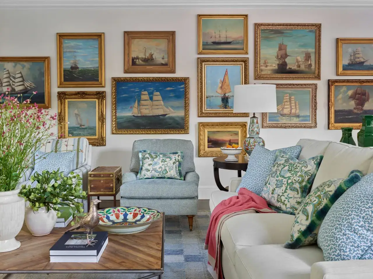 Un salon d&eacute;cor&eacute; de nombreux tableaux am&eacute;ricains repr&eacute;sentant des voiliers.