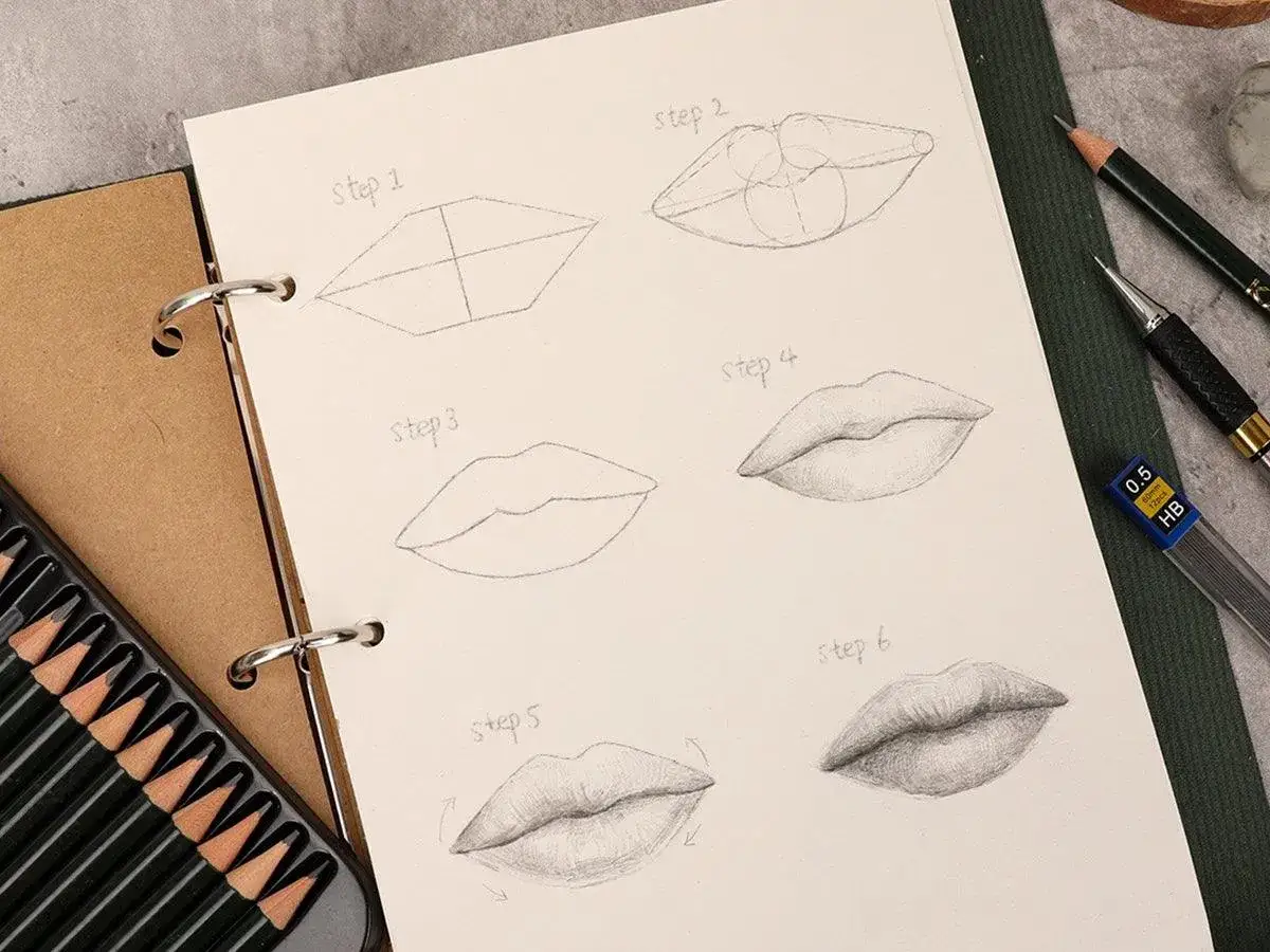 Étapes pour un dessin réaliste d'une bouche. Le carnet montre six étapes, de l'esquisse à la bouche détaillée.