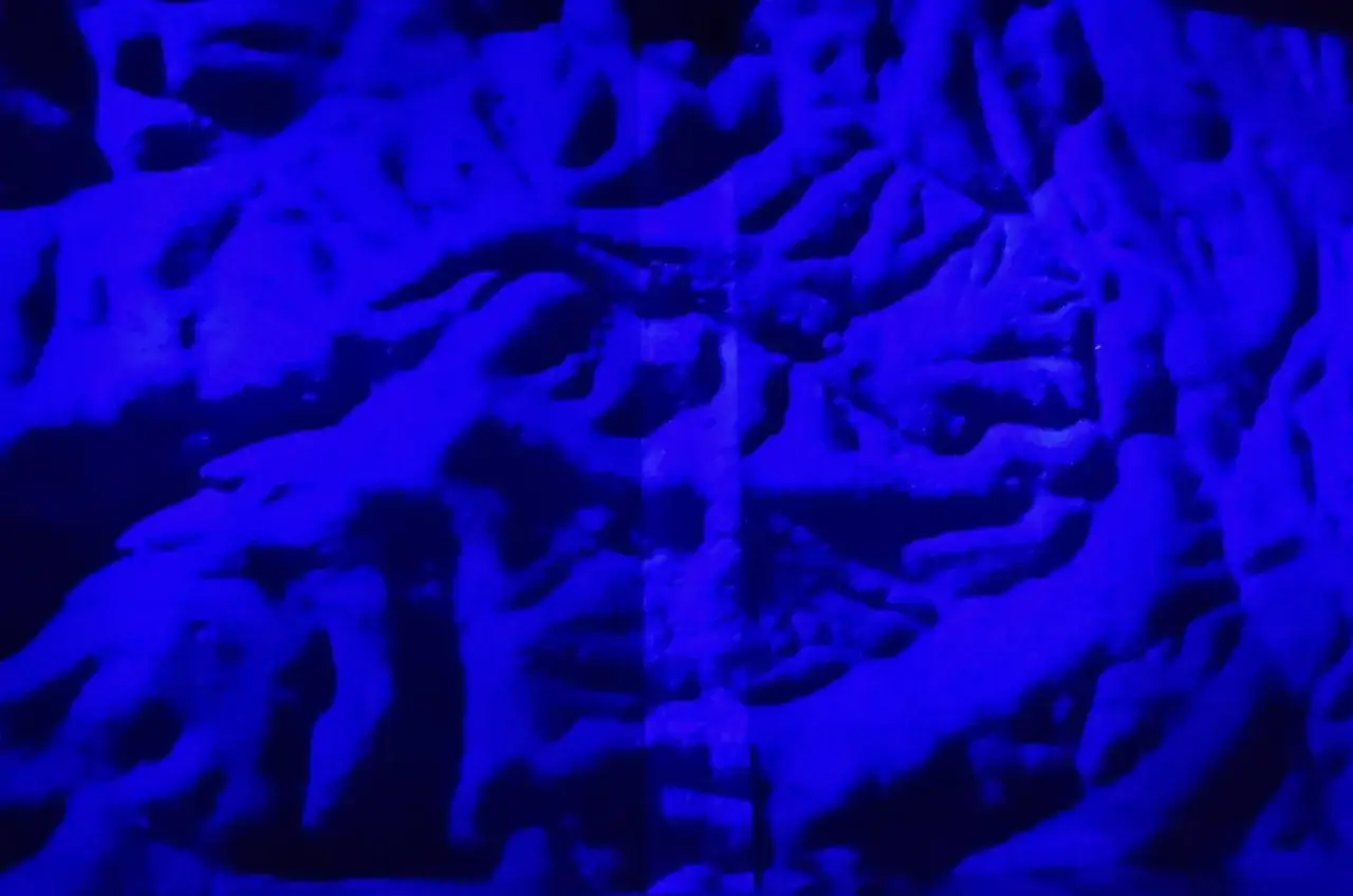 Abstraction bleue intense, &eacute;voquant les formes organiques d'un paysage min&eacute;ral, comme une &oelig;uvre de klein peintre.
