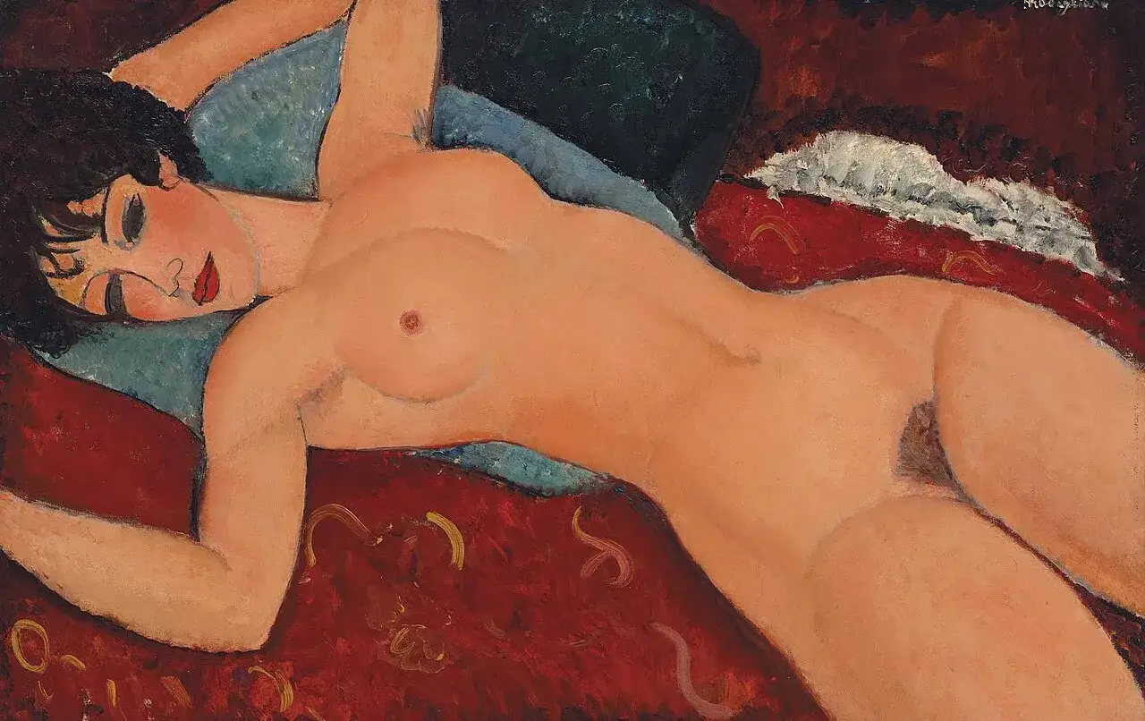 Une femme nue repose sur un lit, une peinture de Modigliani. Son corps est peint avec des couleurs chaudes, contrastant avec le fond sombre.