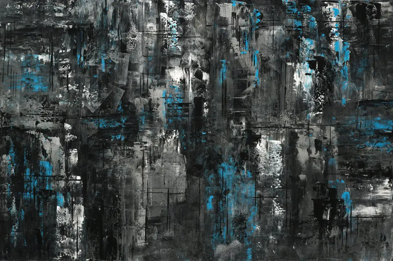 Tableau peinture sur fond noir, avec des touches de bleu électrique et des textures abstraites rappelant une ville nocturne sous la pluie.