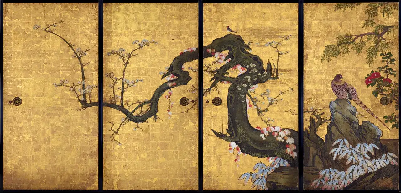 Magnifique peinture japonaise sur paravent dor&eacute; : branches fleuries, un faisan sur un rocher, un petit oiseau perch&eacute;.