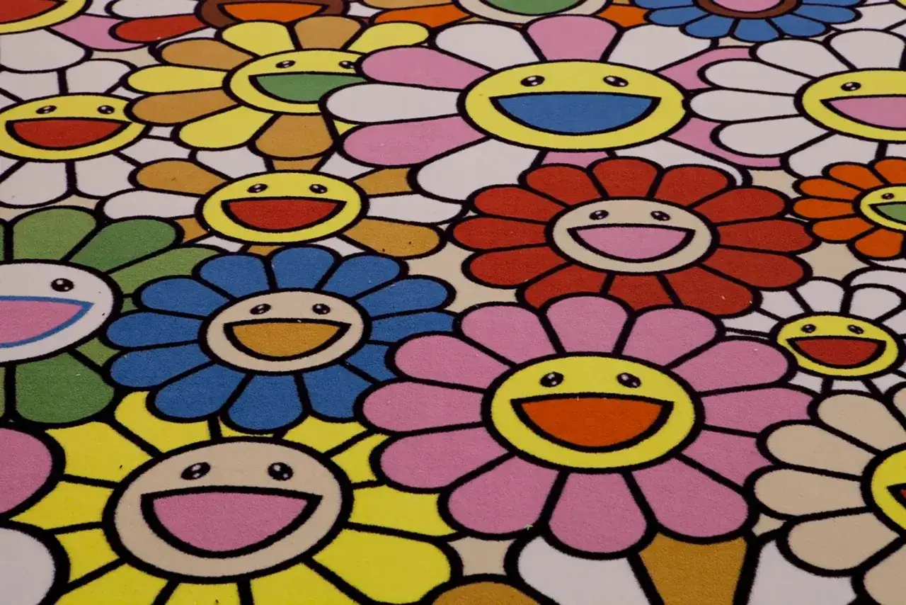 Un motif joyeux de fleurs souriantes, signature de l'artiste Murakami, aux couleurs vives et aux visages expressifs.