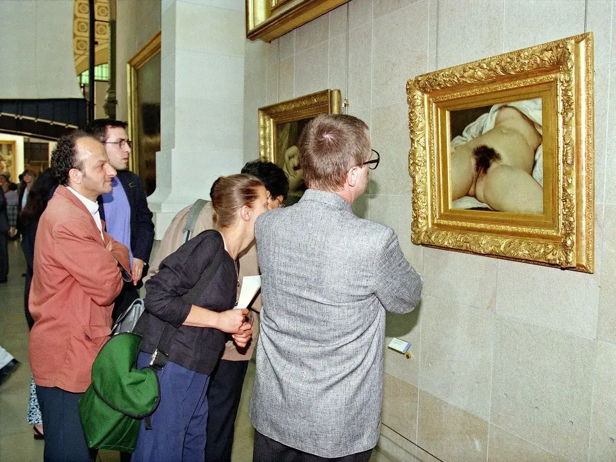 Des visiteurs contemplent 