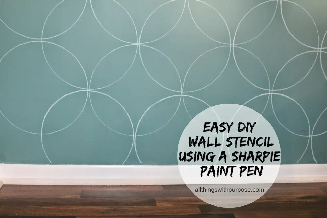 Un mur bleu sarcelle d&eacute;cor&eacute; d'un motif g&eacute;om&eacute;trique de cercles entrelac&eacute;s, un dessin pochoir facile r&eacute;alis&eacute; avec un marqueur peinture.