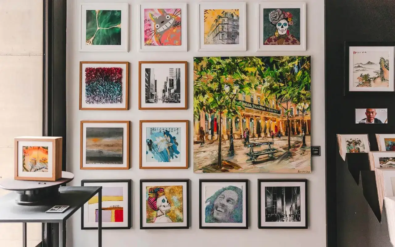 Collection d'&oelig;uvres de peintres contemporains : une sc&egrave;ne de rue anim&eacute;e, un portrait de squelette color&eacute;, et d'autres cr&eacute;ations vibrantes.