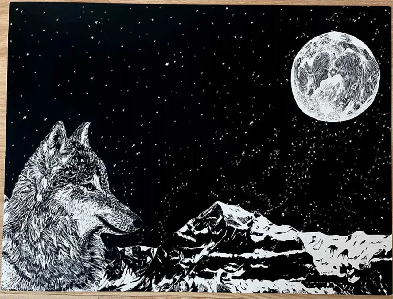 Un loup regarde la lune pleine au-dessus des montagnes enneig&eacute;es. Un mod&egrave;le dessin &agrave; gratter facile pour un paysage nocturne saisissant.