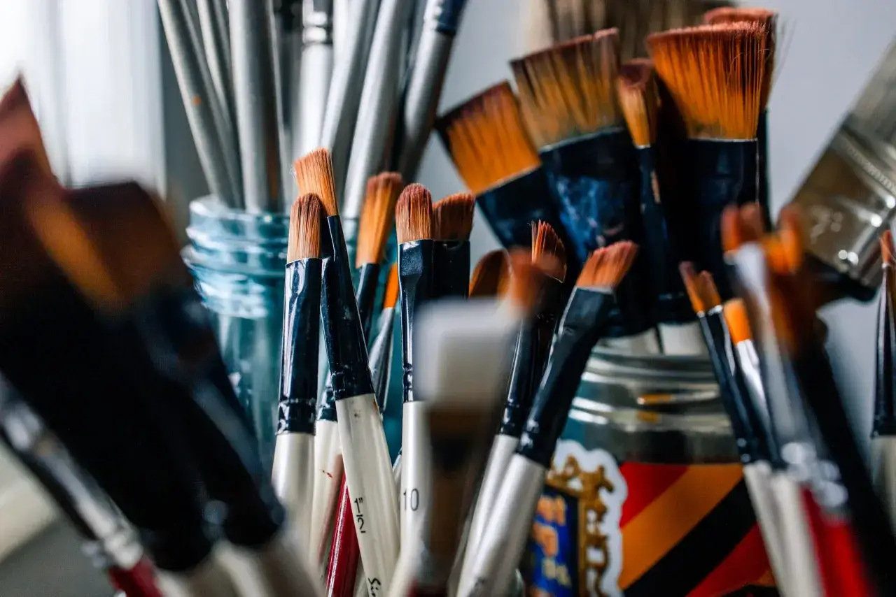 Un assortiment de pinceaux pour la peinture &agrave; l'huile technique, aux poils orang&eacute;s et aux manches noirs et blancs, pr&ecirc;ts &agrave; cr&eacute;er des chefs-d'&oelig;uvre.