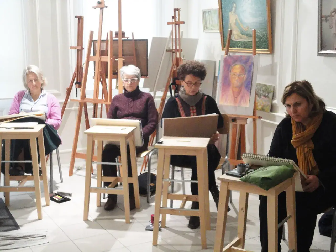 Des artistes dessinent des mod&egrave;les vivants pour peintres dans un atelier.